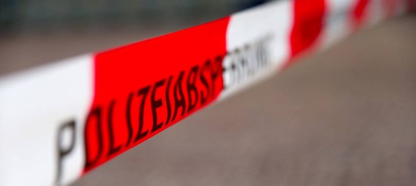 Ein Absperrband der Polizei in Nahaufnahme (Symbolbild).
