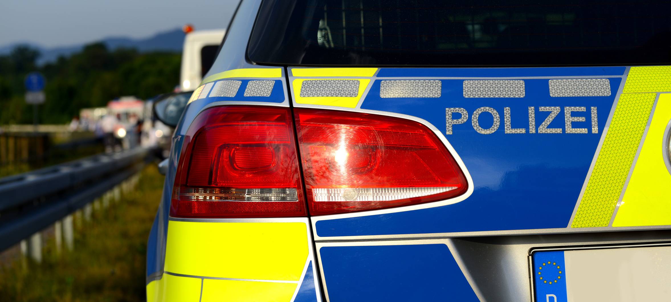 Ein Einsatzfahrzeug der Polizei (Symbolbild).Bei Verwendung in Social Media muss die Bildquelle am Bild genannt werden; bei Verwendung als Nachrichtenbild spielt das System diese automatisch mit aus.