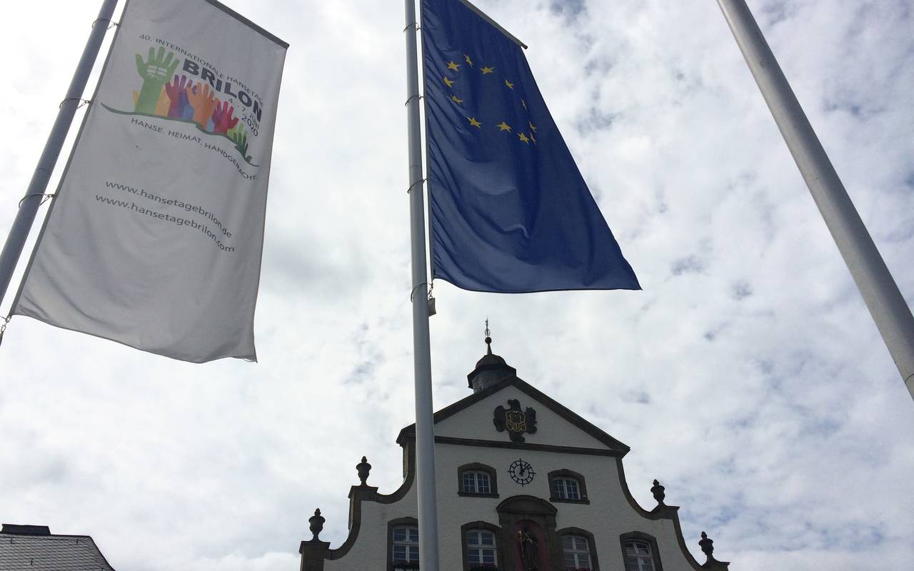 Die Hansetage Brilon finden vom 04.-07.06.2020 in Brilon statt. Das Bild zeigt Hansefahnen vor dem Briloner Rathaus.
