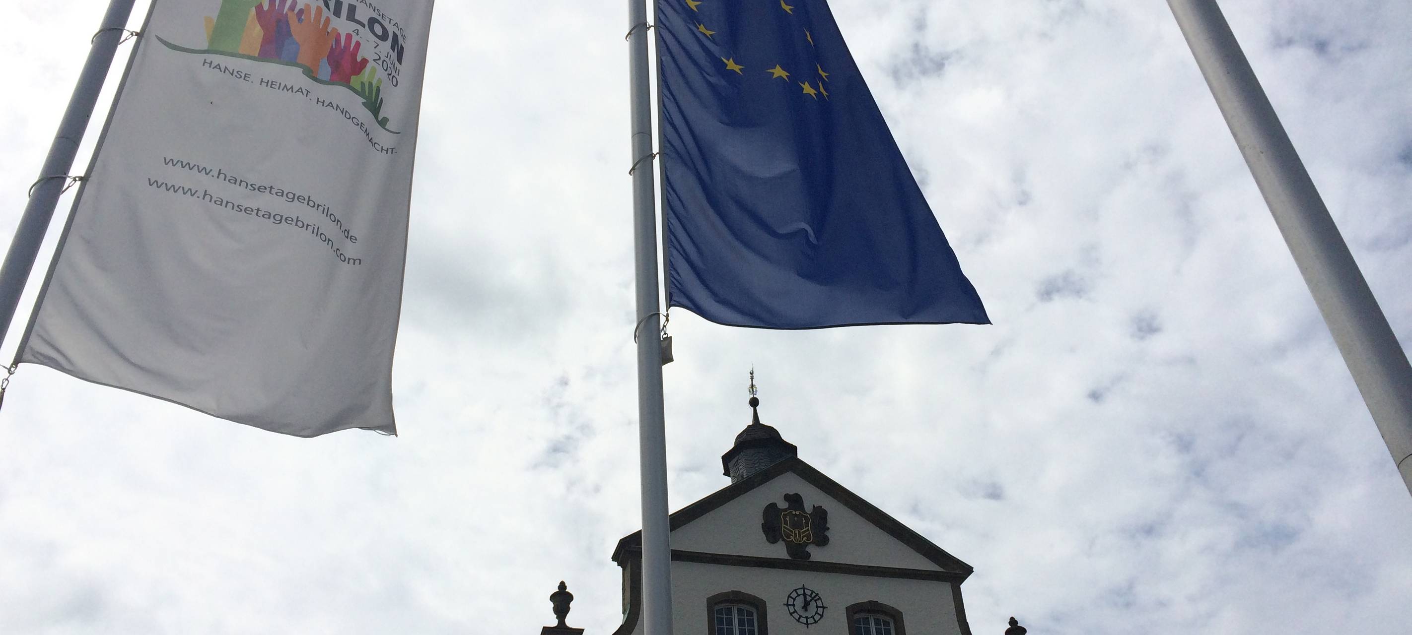 Die Hansetage Brilon finden vom 04.-07.06.2020 in Brilon statt. Das Bild zeigt Hansefahnen vor dem Briloner Rathaus.
