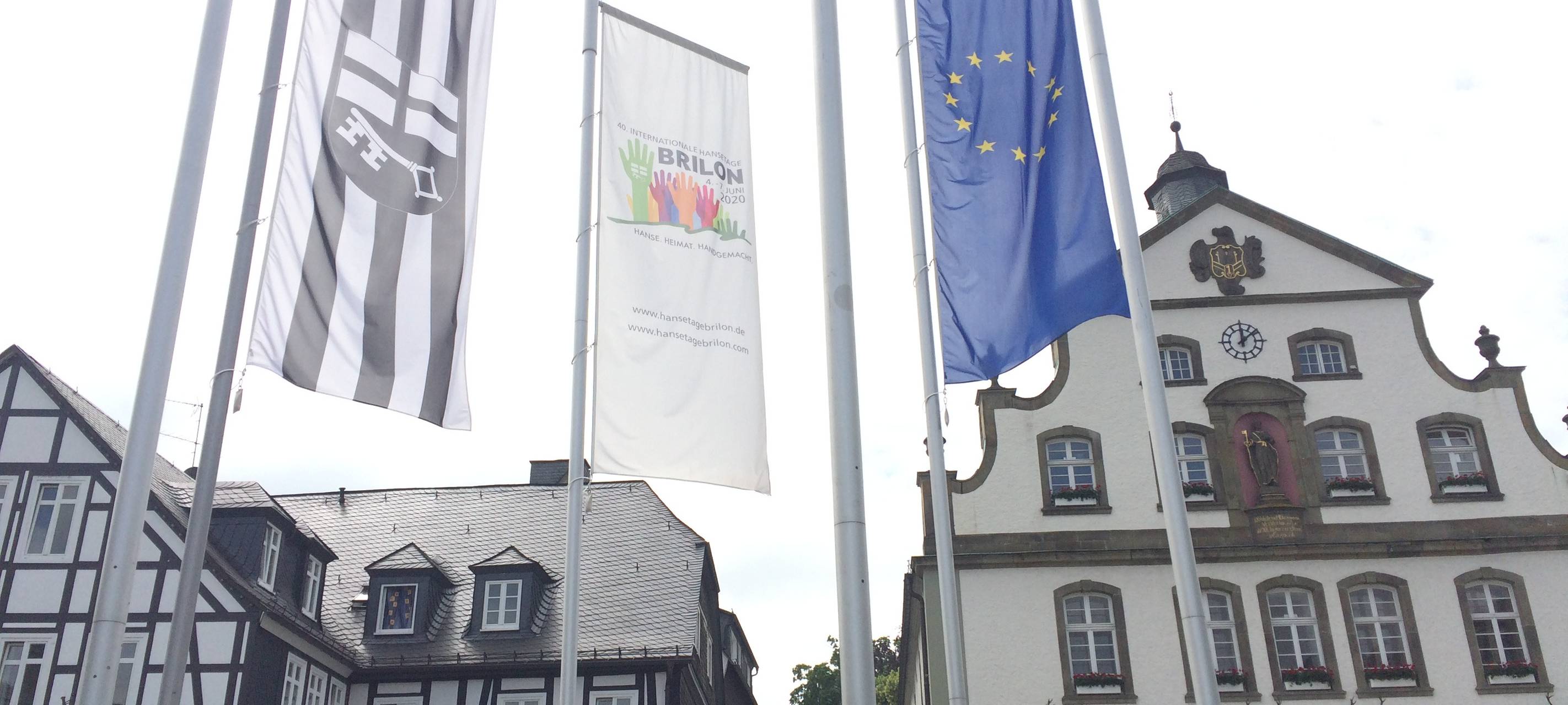Die Hansetage Brilon finden vom 04.-07.06.2020 in Brilon statt. Das Bild zeigt Hansefahnen vor dem Briloner Rathaus.