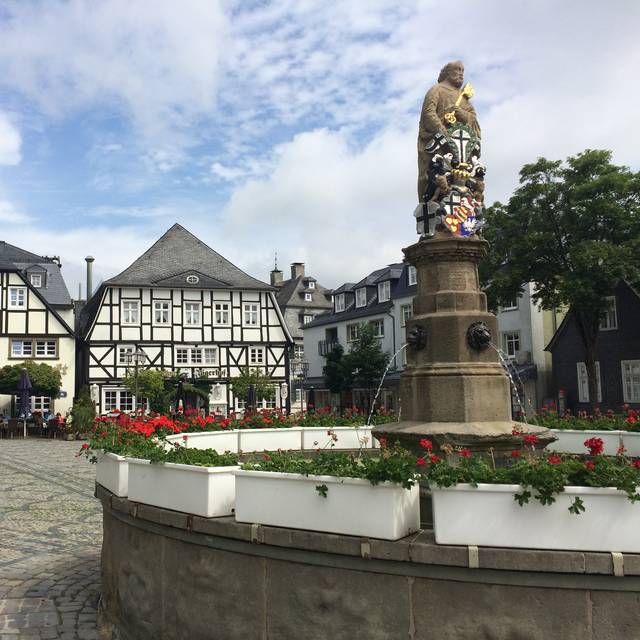Dsa Bild zeigt den historischen Briloner Markt mit dem Jakobusbrunnen, dem sog. "Kump".