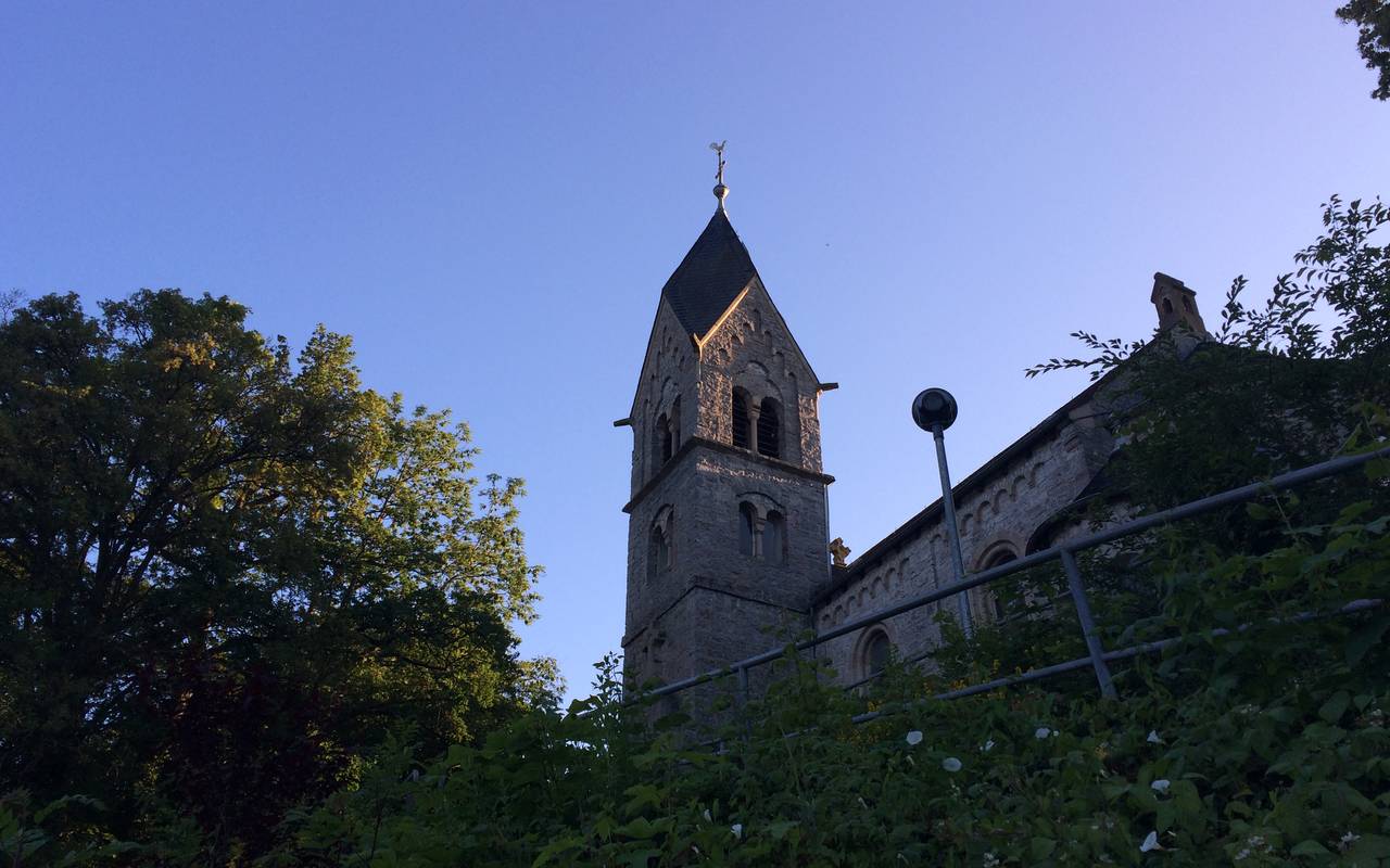 Die evangelische Kirche in Bredelar im Abendlicht, von unten fotografiert.