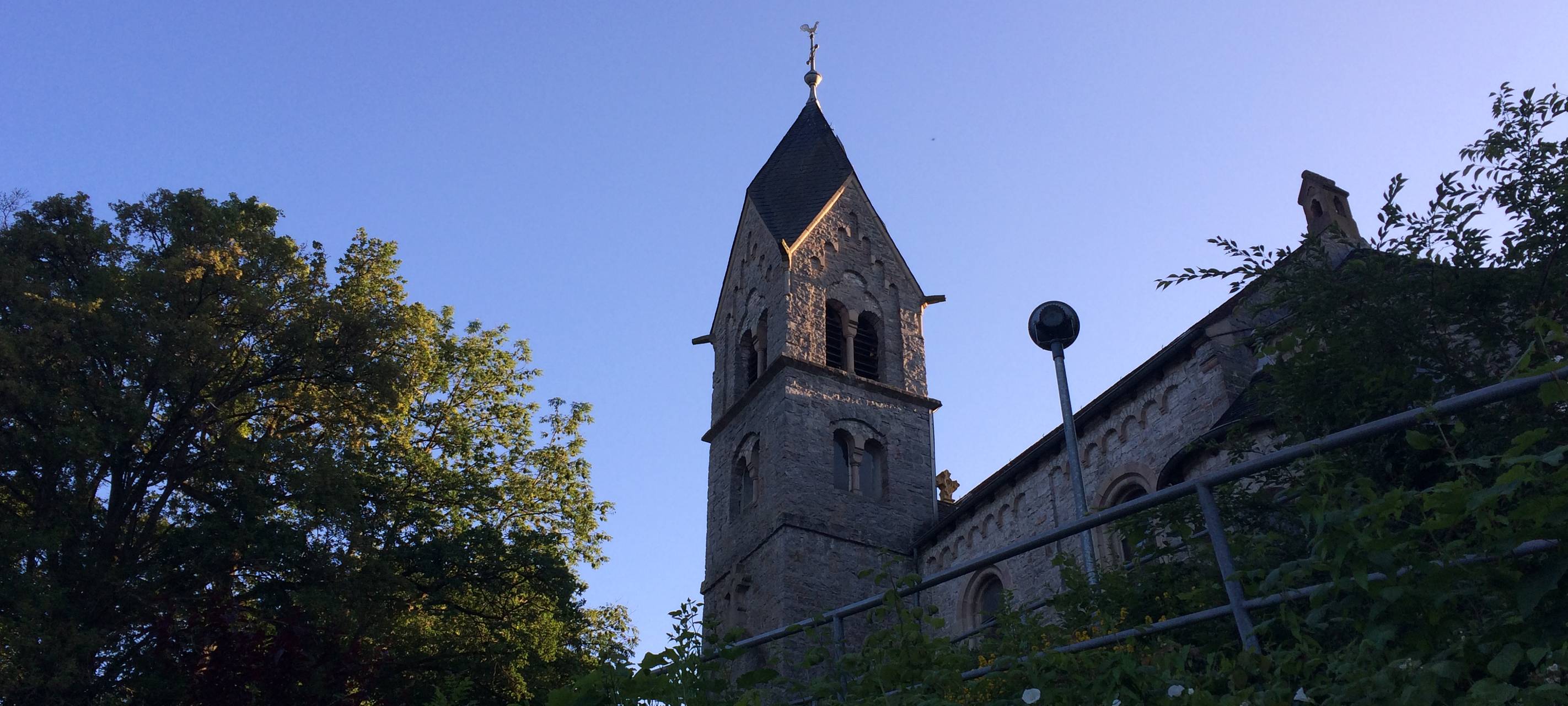 Die evangelische Kirche in Bredelar im Abendlicht, von unten fotografiert.