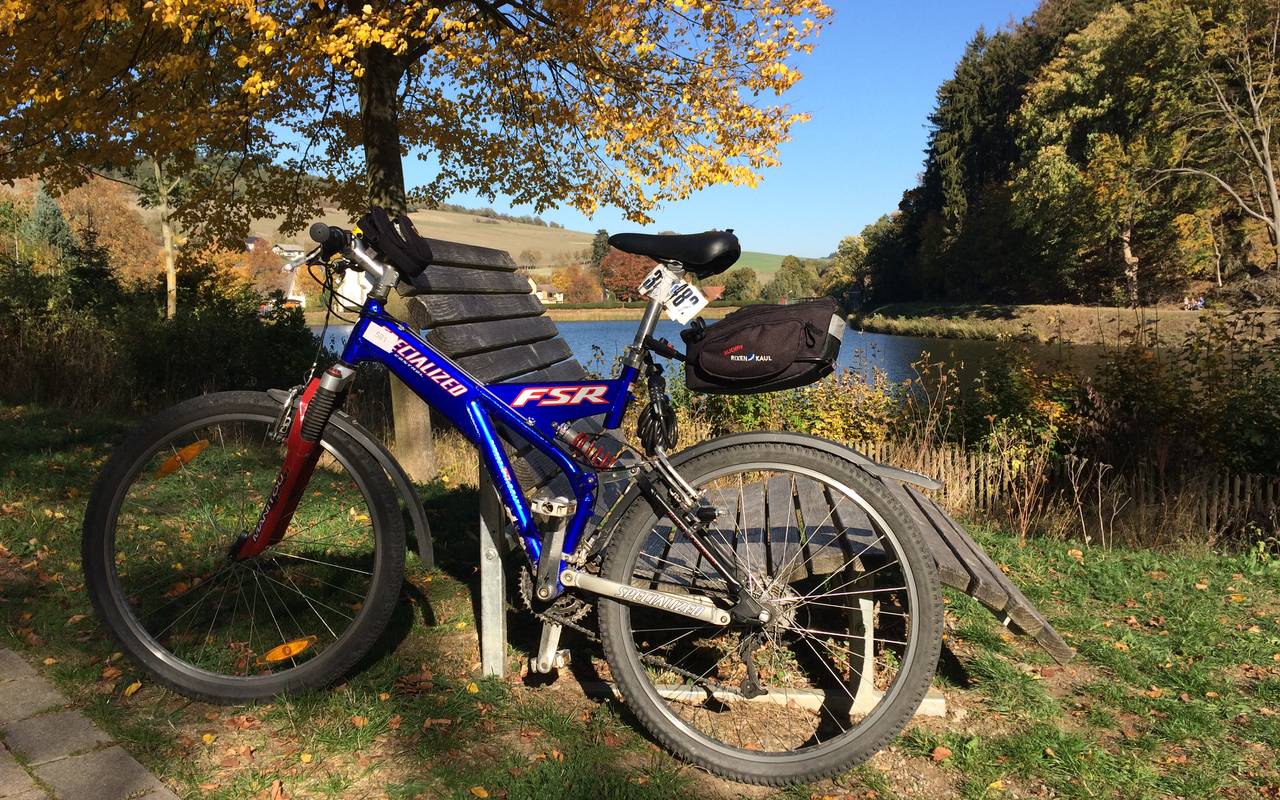 Fahrrad im Vordergrund: Herbststimmung am Vorbecken des Diemelsees in Marsberg-Helminghausen.