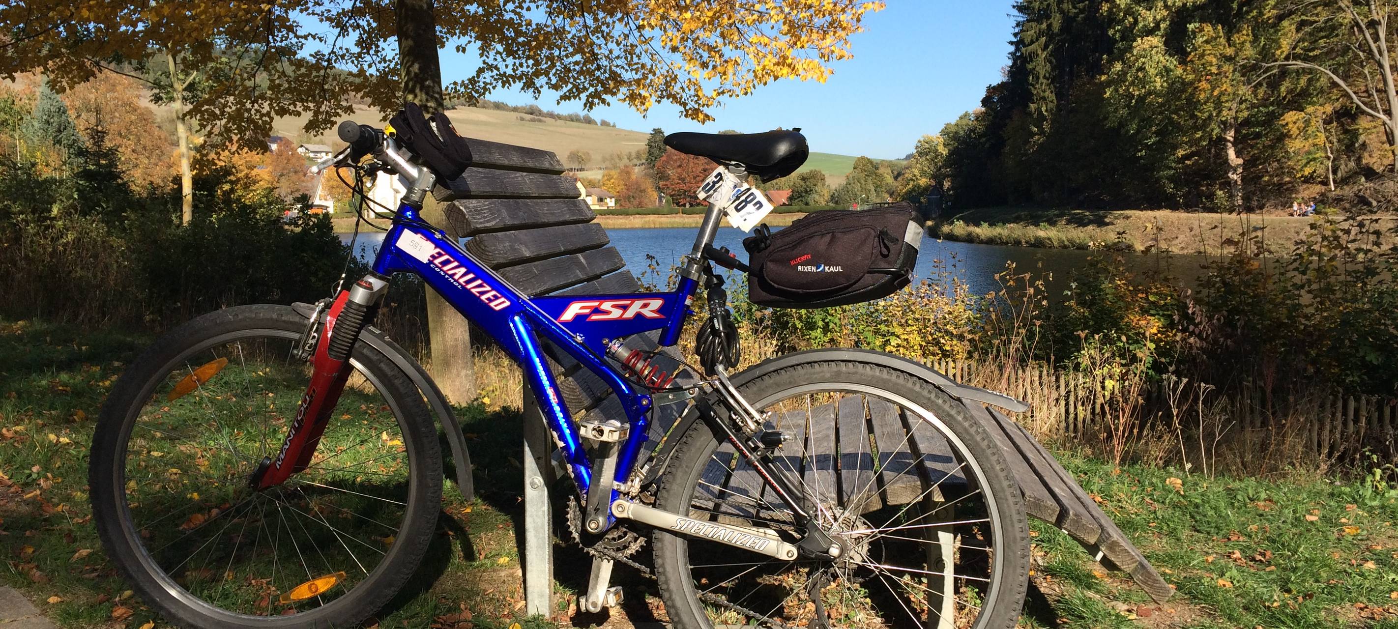 Fahrrad im Vordergrund: Herbststimmung am Vorbecken des Diemelsees in Marsberg-Helminghausen.