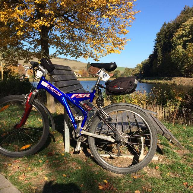 Fahrrad im Vordergrund: Herbststimmung am Vorbecken des Diemelsees in Marsberg-Helminghausen.