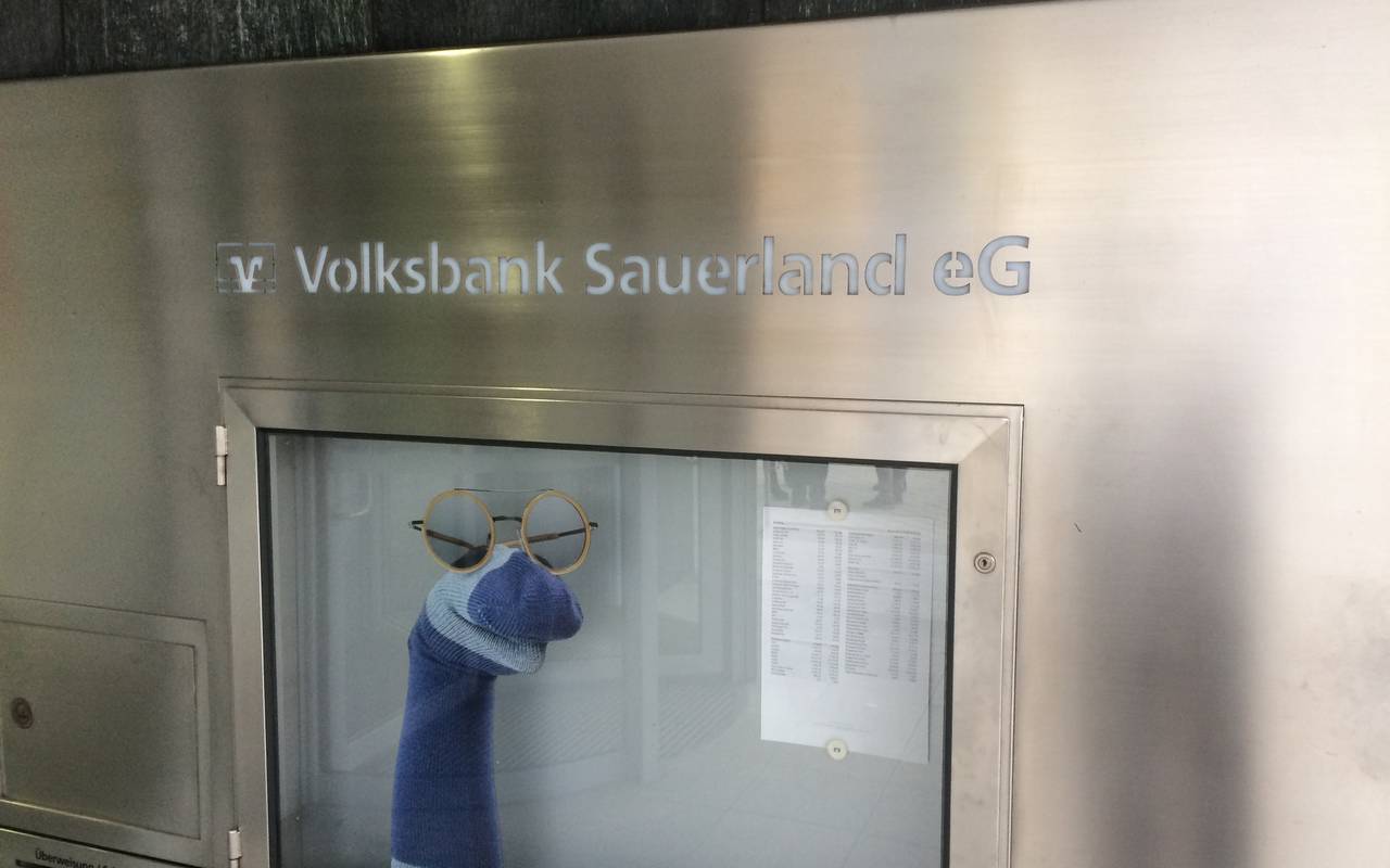 Logo bzw. Briefkasten der Volksbank Sauerland in Hüsten.