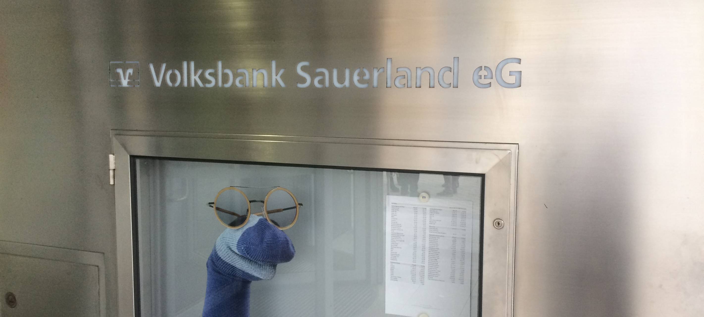 Logo bzw. Briefkasten der Volksbank Sauerland in Hüsten.