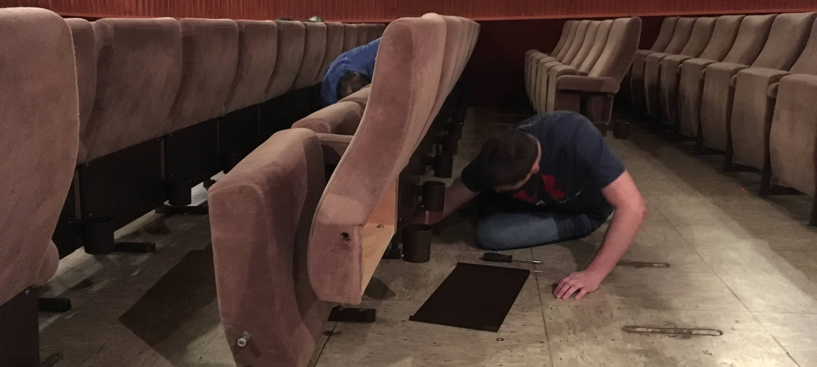 Cirka 200 Kinosessel des "Central-Kino" in Neheim werden am 23.0102018 für die Aktion "Lichtblicke" für 15 Euro das Stück verkauft. Das Kino wird neu ausgestattet.