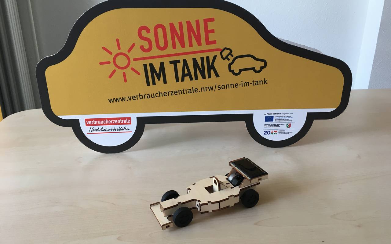 "Sonne im Tank" ist eine Aktion der Vebraucherzentrale in Neheim. Das Holzauto gibt es als Bausatz zur Demonstration.