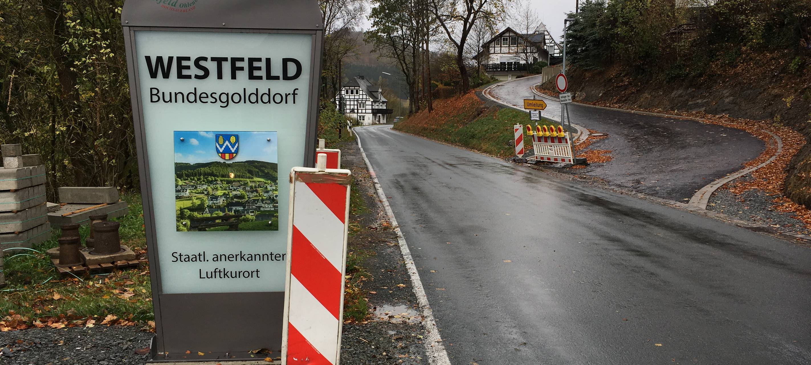 Viele LKW-Fahrer nehmen wohl aus Mautgründen zwischen Winterberg und Schmallenberg die Abkürzung über Westfeld/Ohlenbach. Der Ort ist Luftkurort, die Anwohner befürchten den Status zu verlieren. Außerdem sei die Straße zu eng für den Begegnungsverkehr. Auch Touristen beschweren sich.