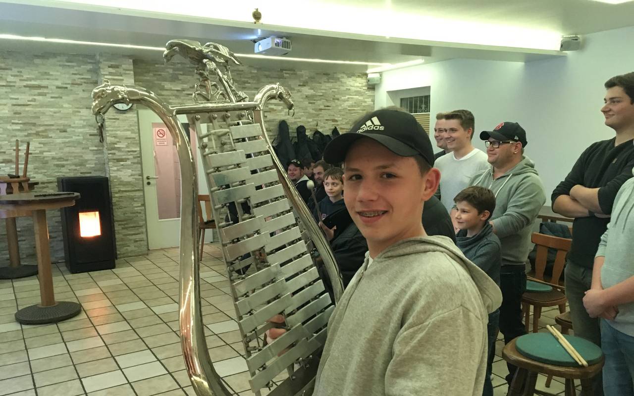 Der 14-jährige Jonas vom Hüstener Spielmannszug "In Treue fest" möchte das Lyra-spielen lernen. Das Instrument kostet ca. 2300 Euro, es läuft eine Bewerbung um eine LB-Spende innerhalb der "Lichtblicke-Dankeschön"-Aktion".
