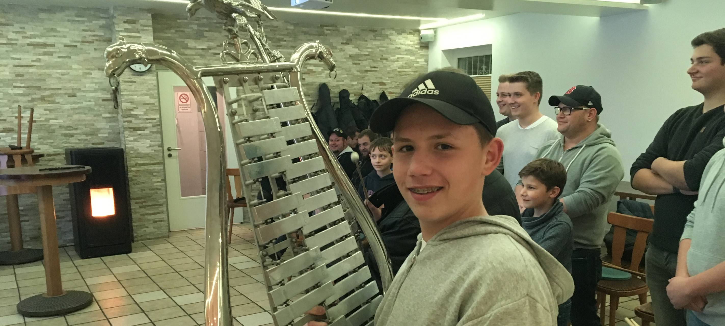 Der 14-jährige Jonas vom Hüstener Spielmannszug "In Treue fest" möchte das Lyra-spielen lernen. Das Instrument kostet ca. 2300 Euro, es läuft eine Bewerbung um eine LB-Spende innerhalb der "Lichtblicke-Dankeschön"-Aktion".