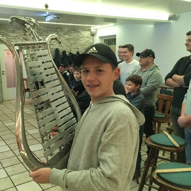 Der 14-jährige Jonas vom Hüstener Spielmannszug "In Treue fest" möchte das Lyra-spielen lernen. Das Instrument kostet ca. 2300 Euro, es läuft eine Bewerbung um eine LB-Spende innerhalb der "Lichtblicke-Dankeschön"-Aktion".