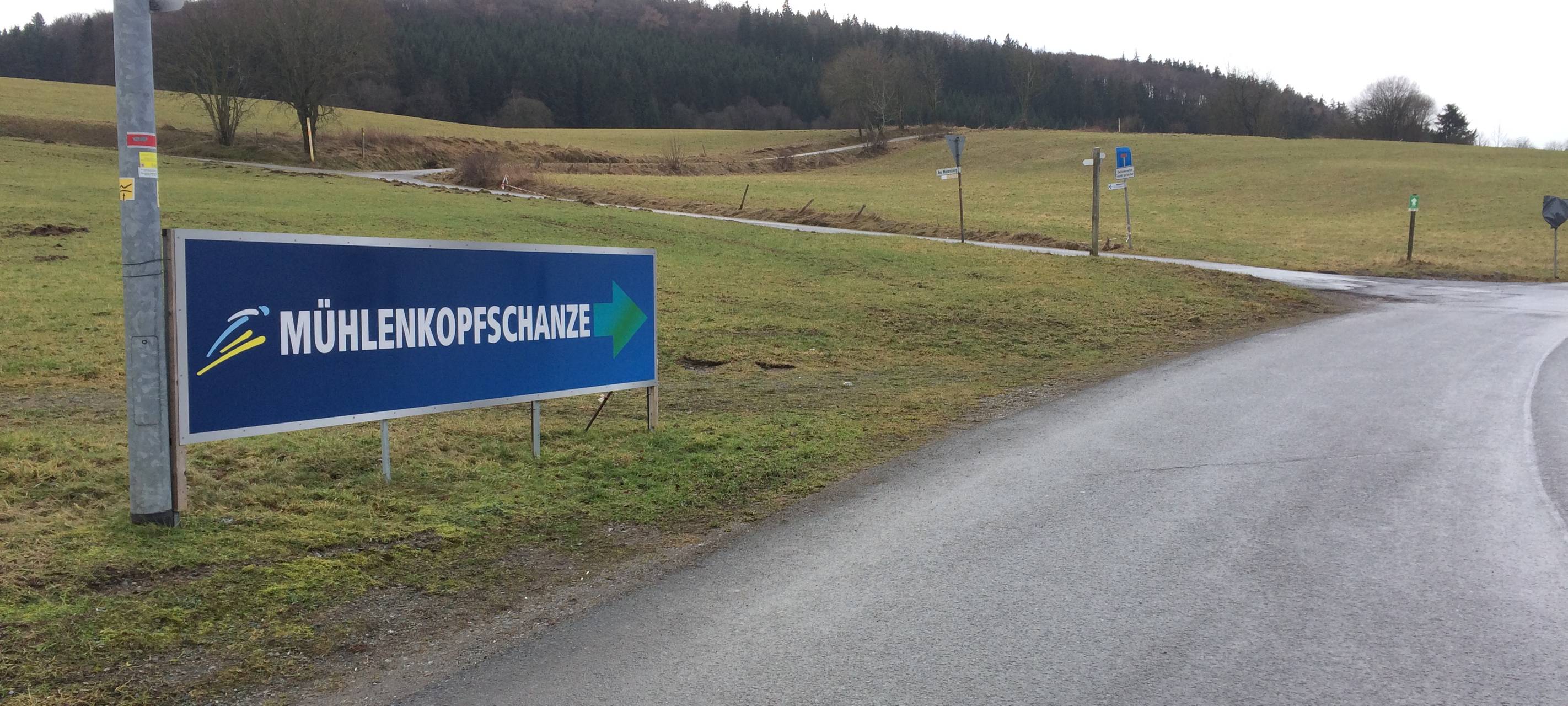 Die Mühlenkopfschanze in Willingen 3 Wochen vor dem Skispringen 2018. Hinweisschild zur Schanze.