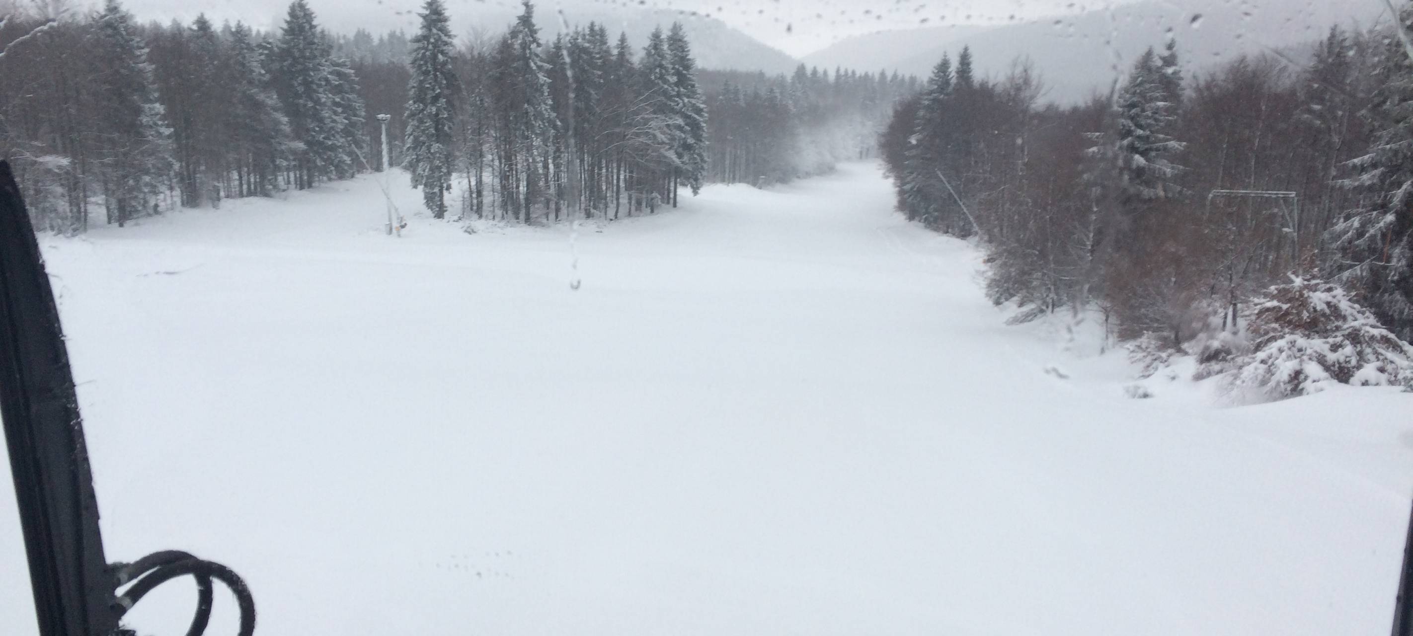 Blick aus der Raupe auf's Skigebiet Hunau.