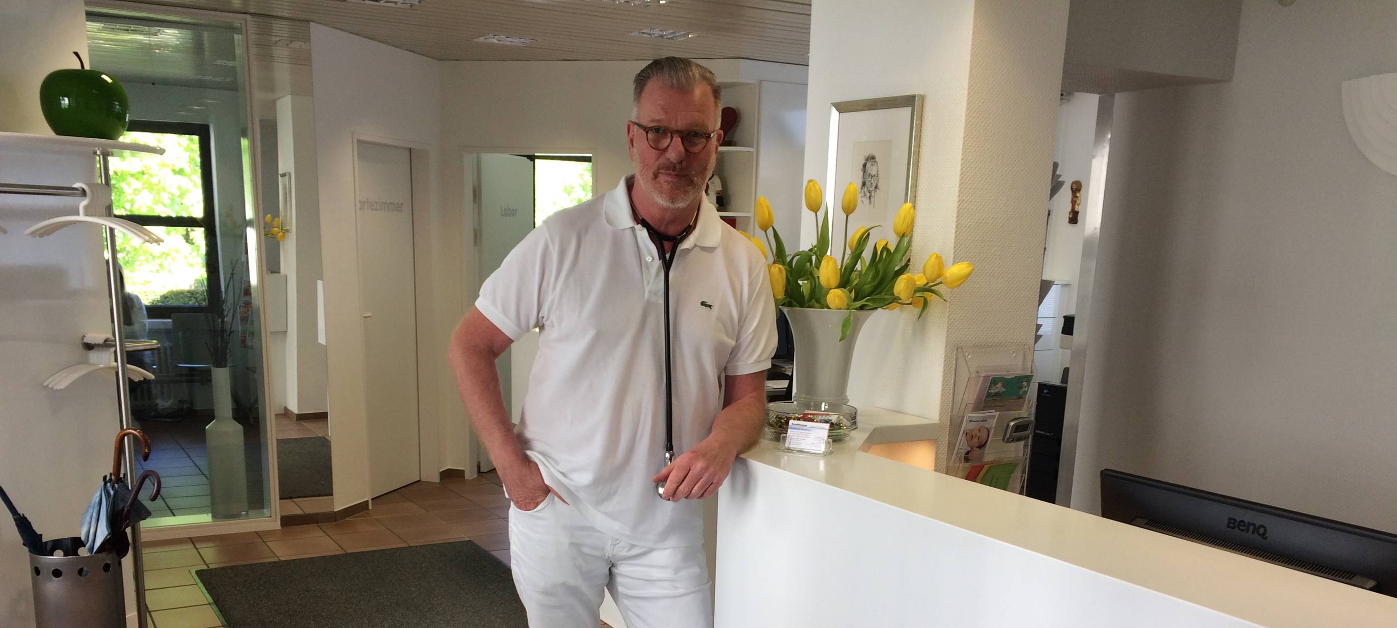 Dr. Gisbert Breuckmann ist Vorsitzender des Verwaltungsbezirks Arnsberg der Ärztekammer Westfalen. Außerdem betreibt er eine allgemeinmedizinische Praxis in Meschede-Freienohl. Er steht am "Tresen" seiner Praxis.