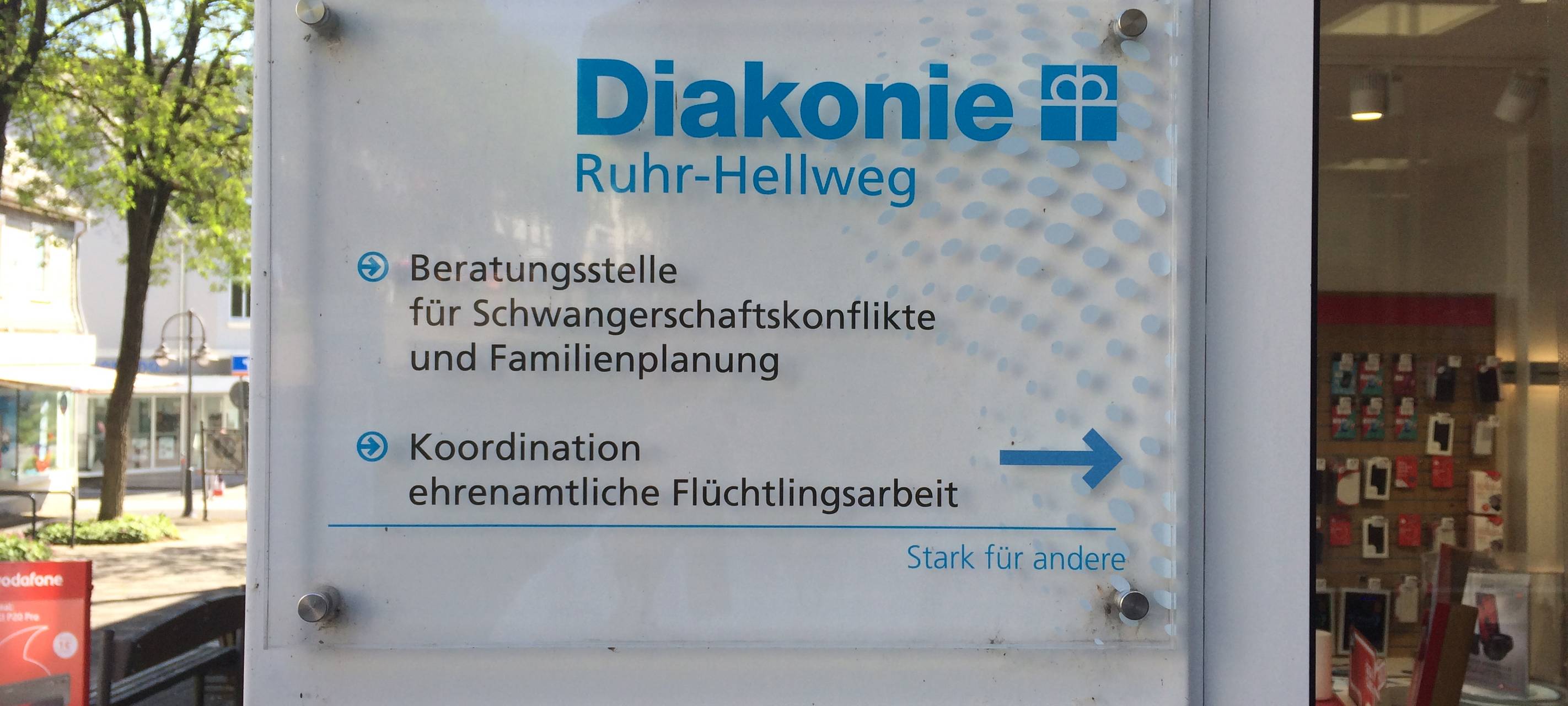 Schild der Diakonie Ruhr-Hellweg in Brilon bzgl. Schwangerenberatung, Schwangerschaftskonfliktberatung, Beratung für Familien-und Lebensfragen.