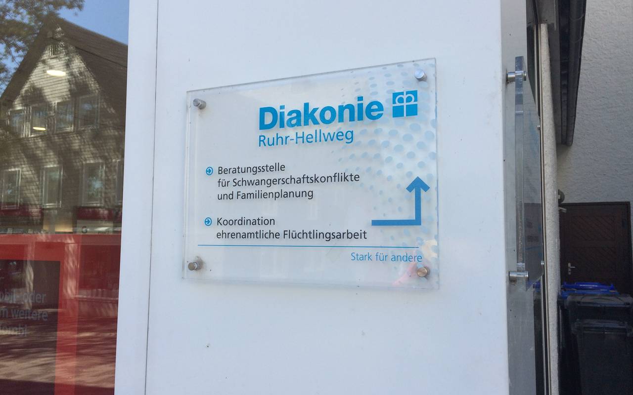 Schild der Diakonie Ruhr-Hellweg in Brilon bzgl. Schwangerenberatung, Schwangerschaftskonfliktberatung, Beratung für Familien-und Lebensfragen.