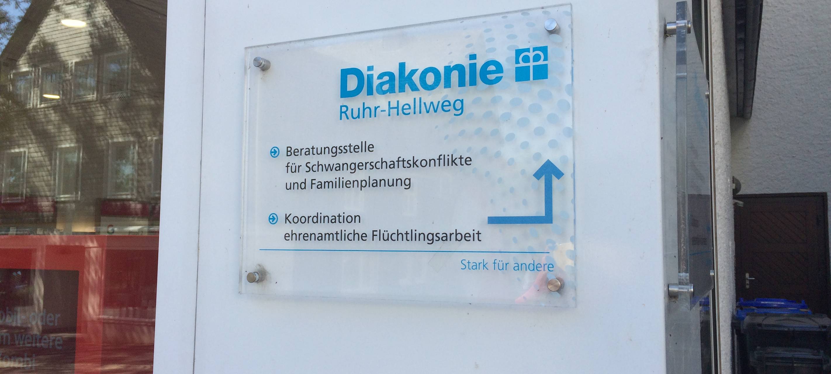 Schild der Diakonie Ruhr-Hellweg in Brilon bzgl. Schwangerenberatung, Schwangerschaftskonfliktberatung, Beratung für Familien-und Lebensfragen.