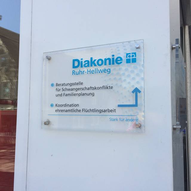 Schild der Diakonie Ruhr-Hellweg in Brilon bzgl. Schwangerenberatung, Schwangerschaftskonfliktberatung, Beratung für Familien-und Lebensfragen.