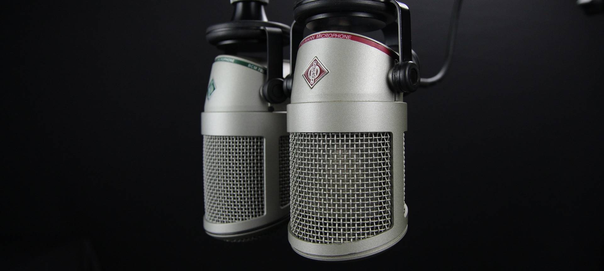 Mikrofone vor dunklem Hintergrund