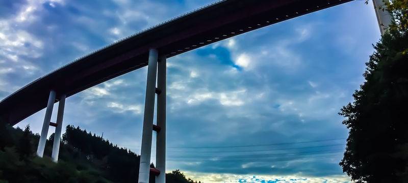 Fallschirmspringer auf der A46 Talbrücke in Bestwig-Nuttlar