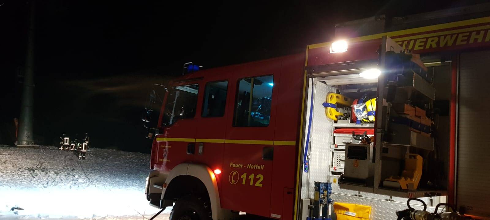 Auto in Schneehaufen