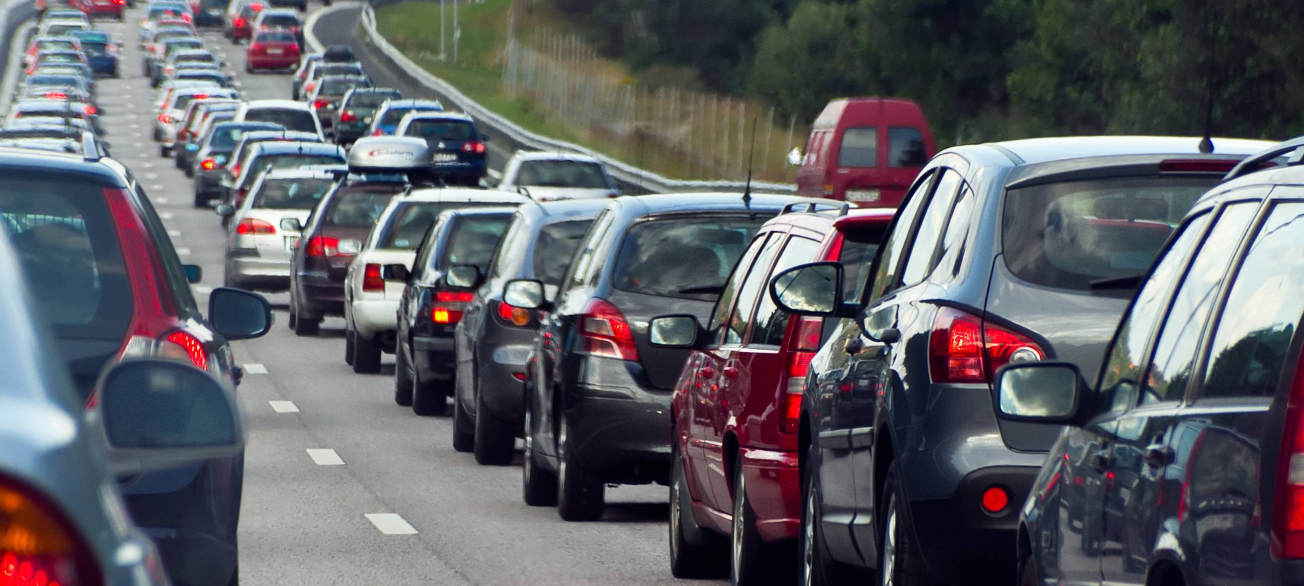 Typisches Bild im Berufsverkehr: Ein Stau mit einer Reihe von Autos (Symbolbild).