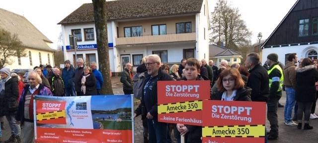 Rund 200 Menschen demonstrieren gegen Ferienpark in Amecke