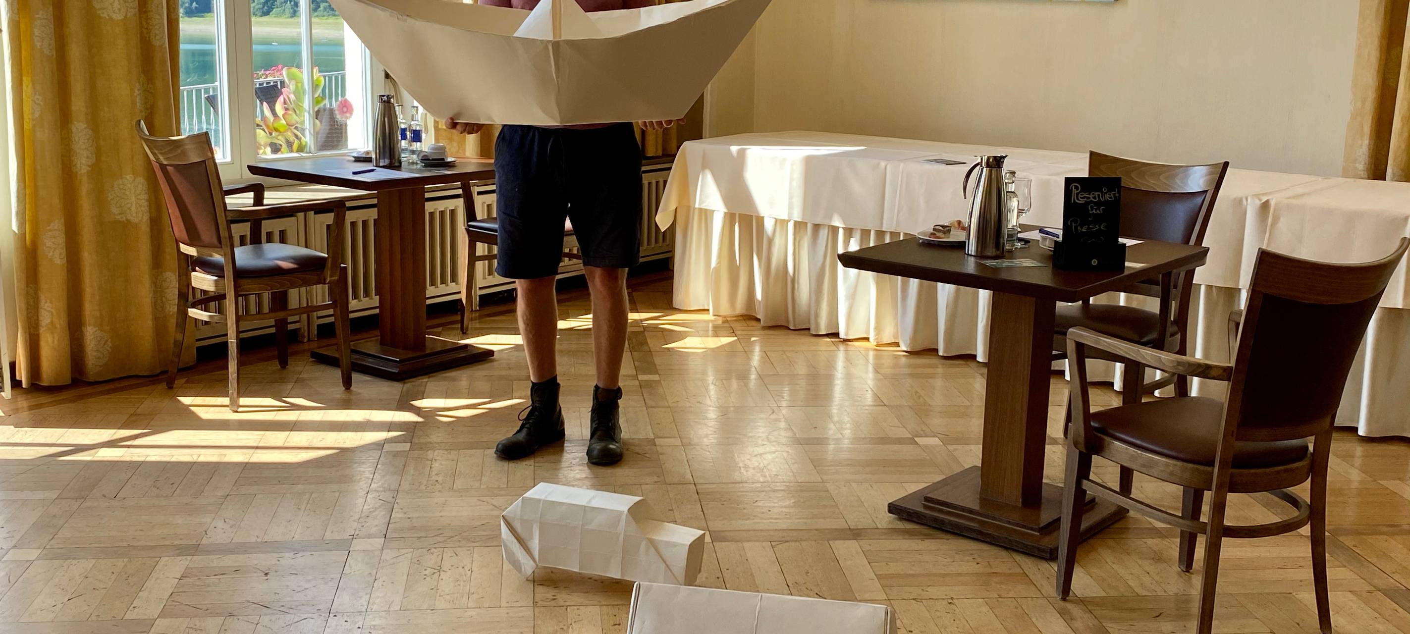 Karton-Schiff auf dem Hennesee