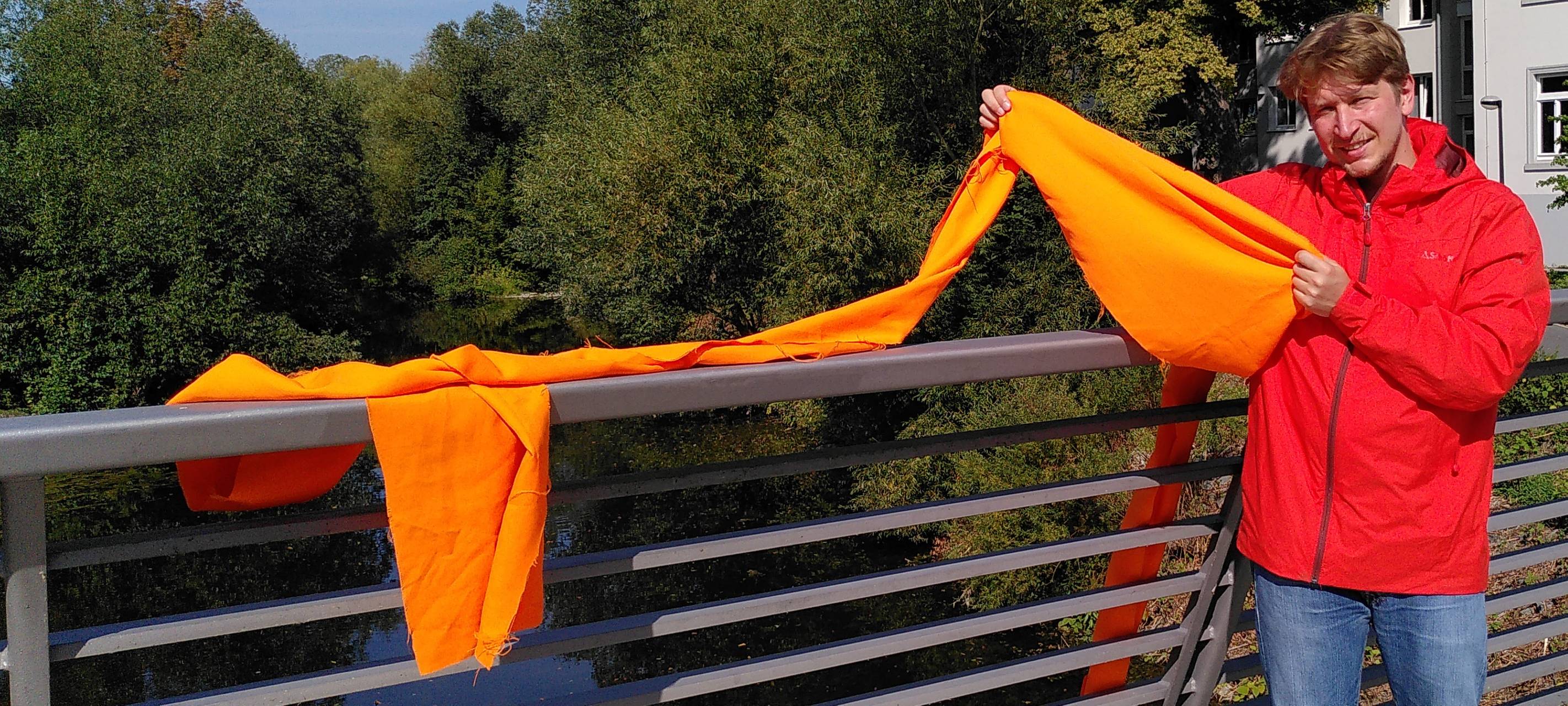 Als Zeichen für eine bessere Flüchtlingspolitik - Orangene Brücke in Arnsberg