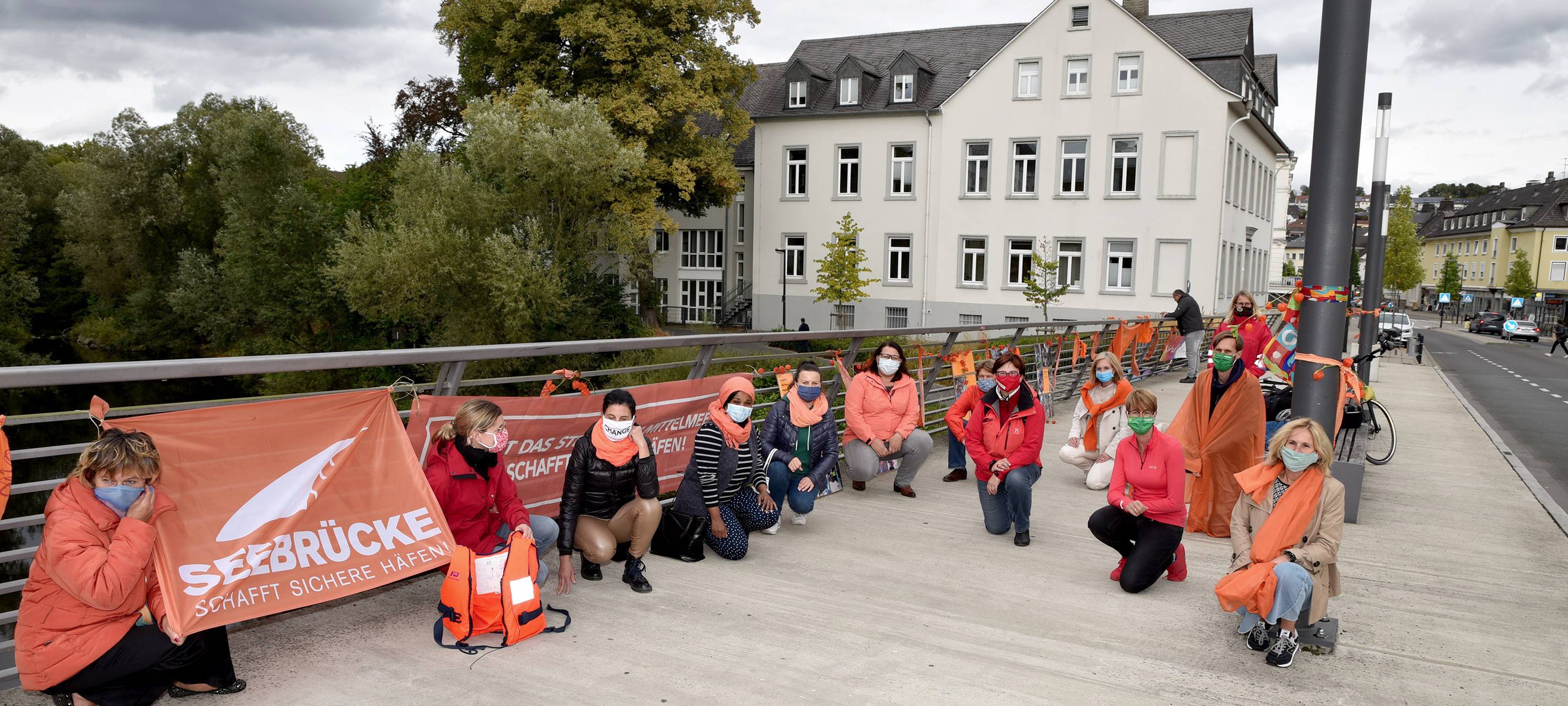 Als Zeichen für eine bessere Flüchtlingspolitik - Orangene Brücke in Arnsberg