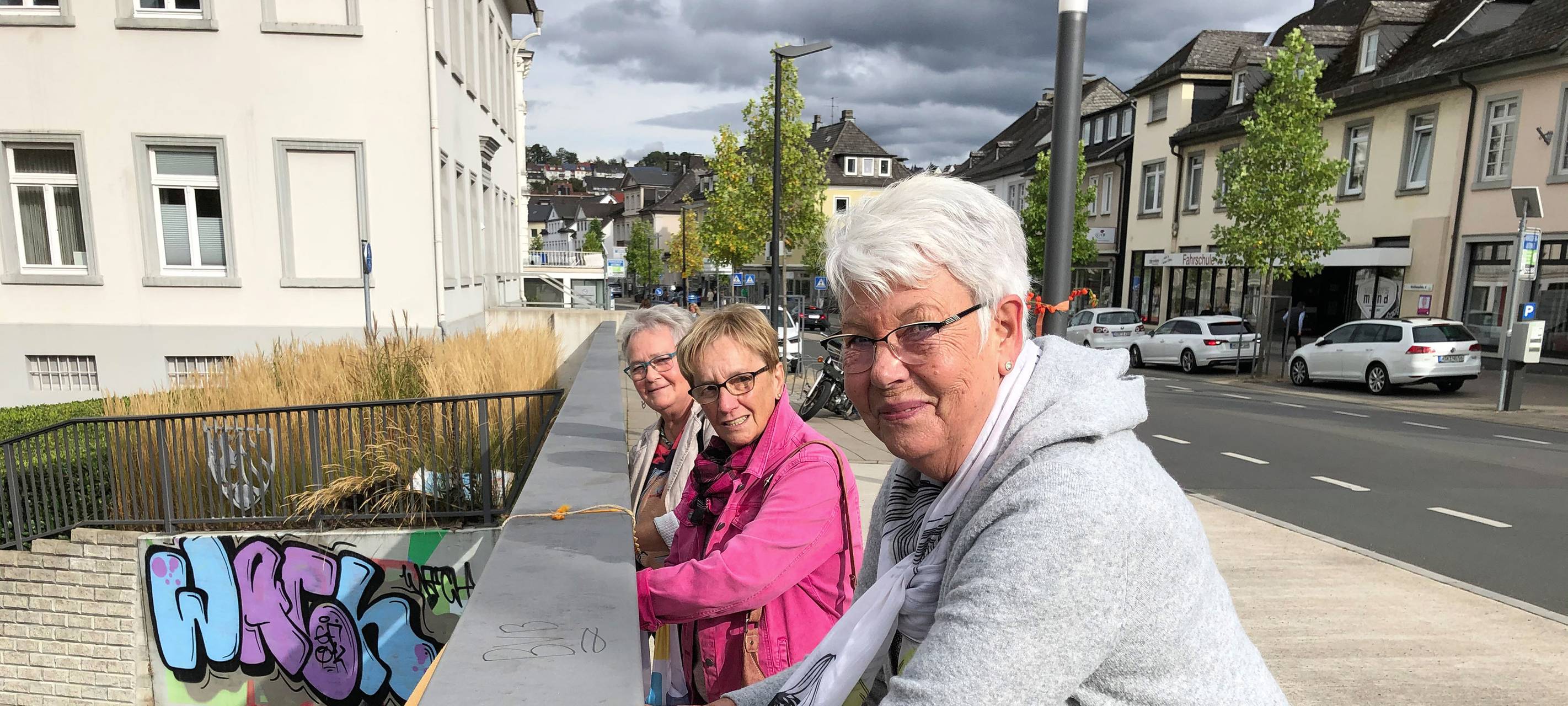 Als Zeichen für eine bessere Flüchtlingspolitik - Orangene Brücke in Arnsberg