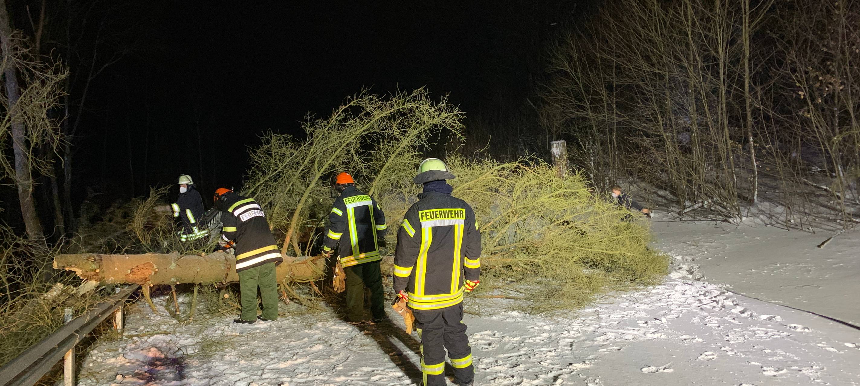 Eis- und Schnee behindern den Verkehr im Sauerland