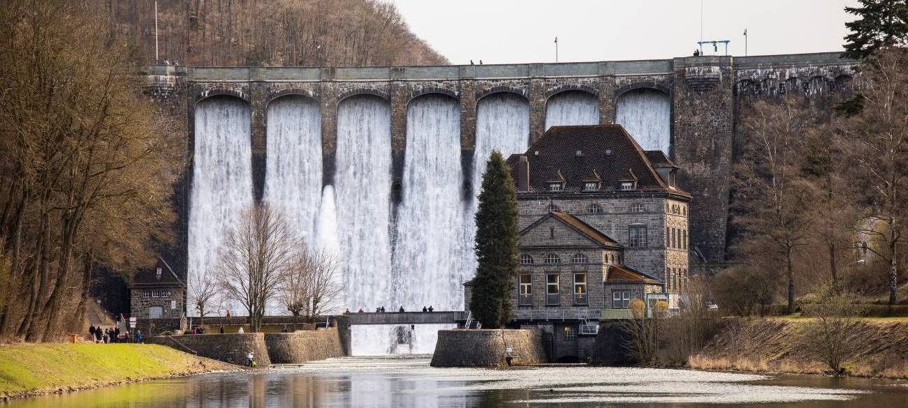 Diemeltalsperre im Sauerland läuft über