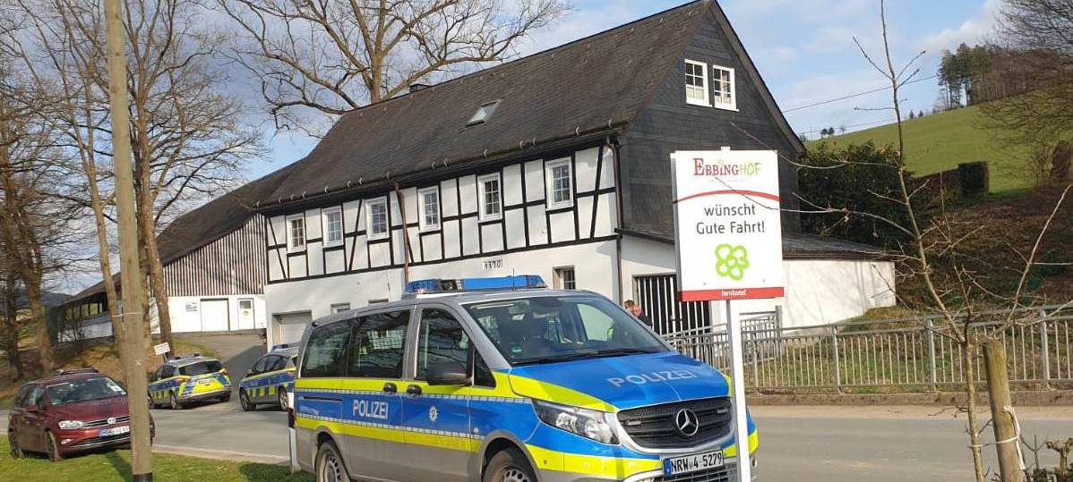 Schmallenberg agiert wegen Ansammlung vor Hotel