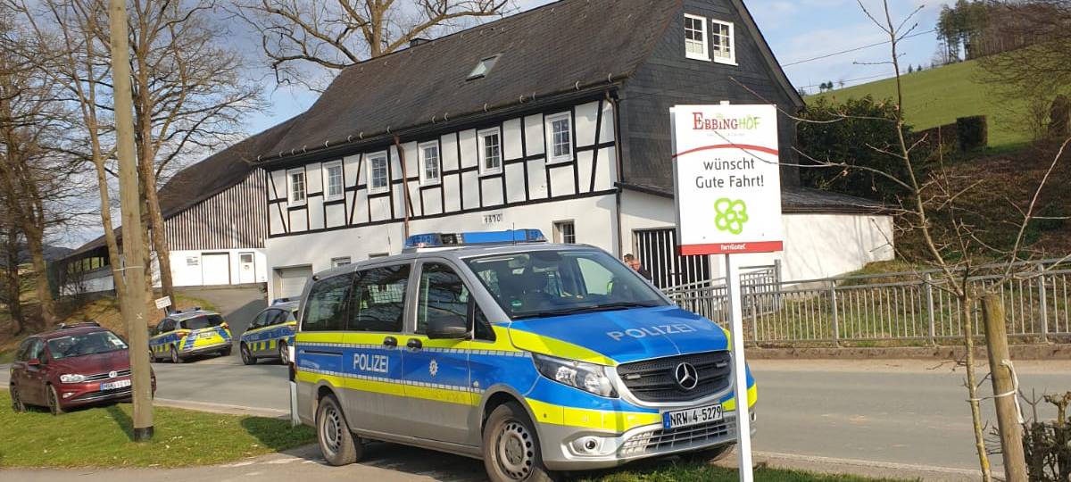 Die Polizei kontrolliert am Hotel in Schmallenberg-Ebbinghof