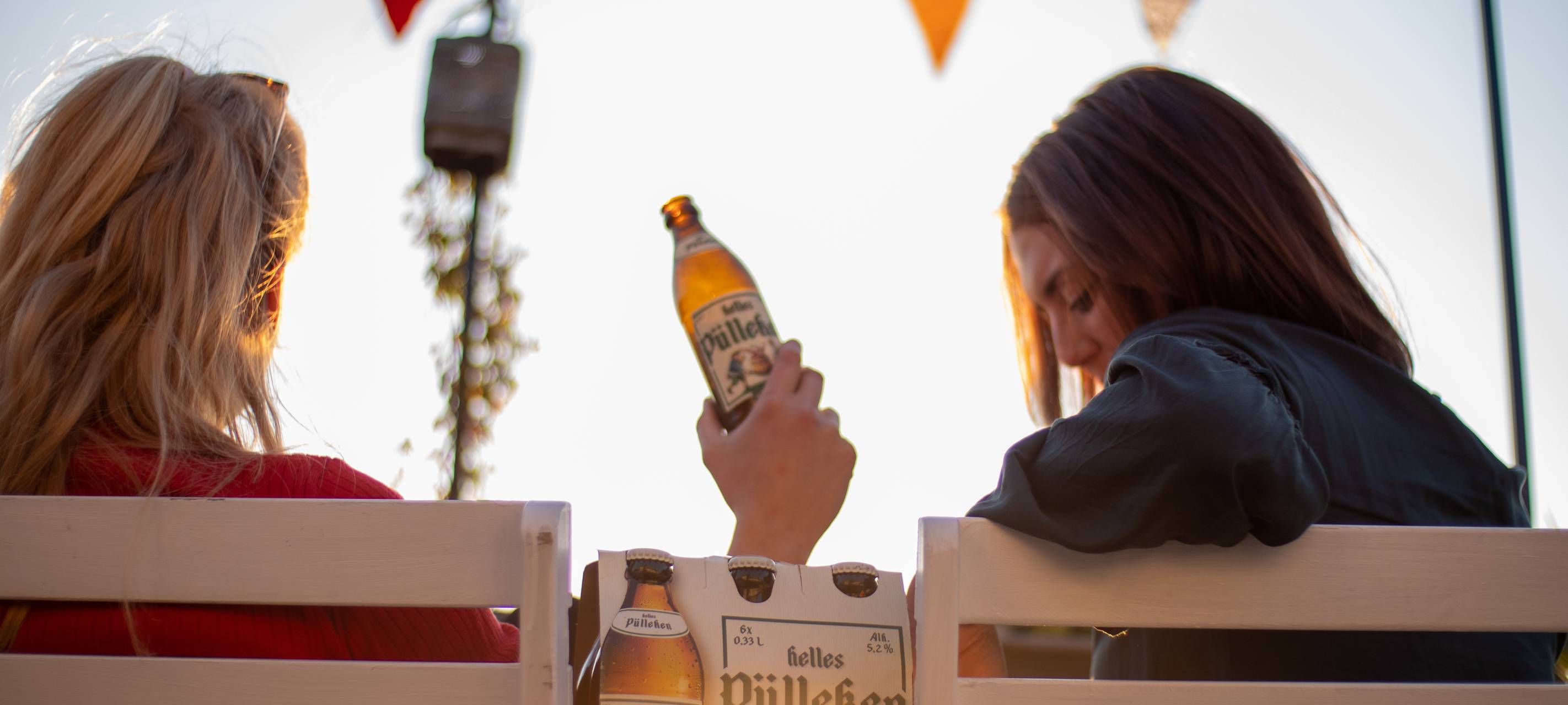 Veltins Pülleken zwei Frauen auf Bank