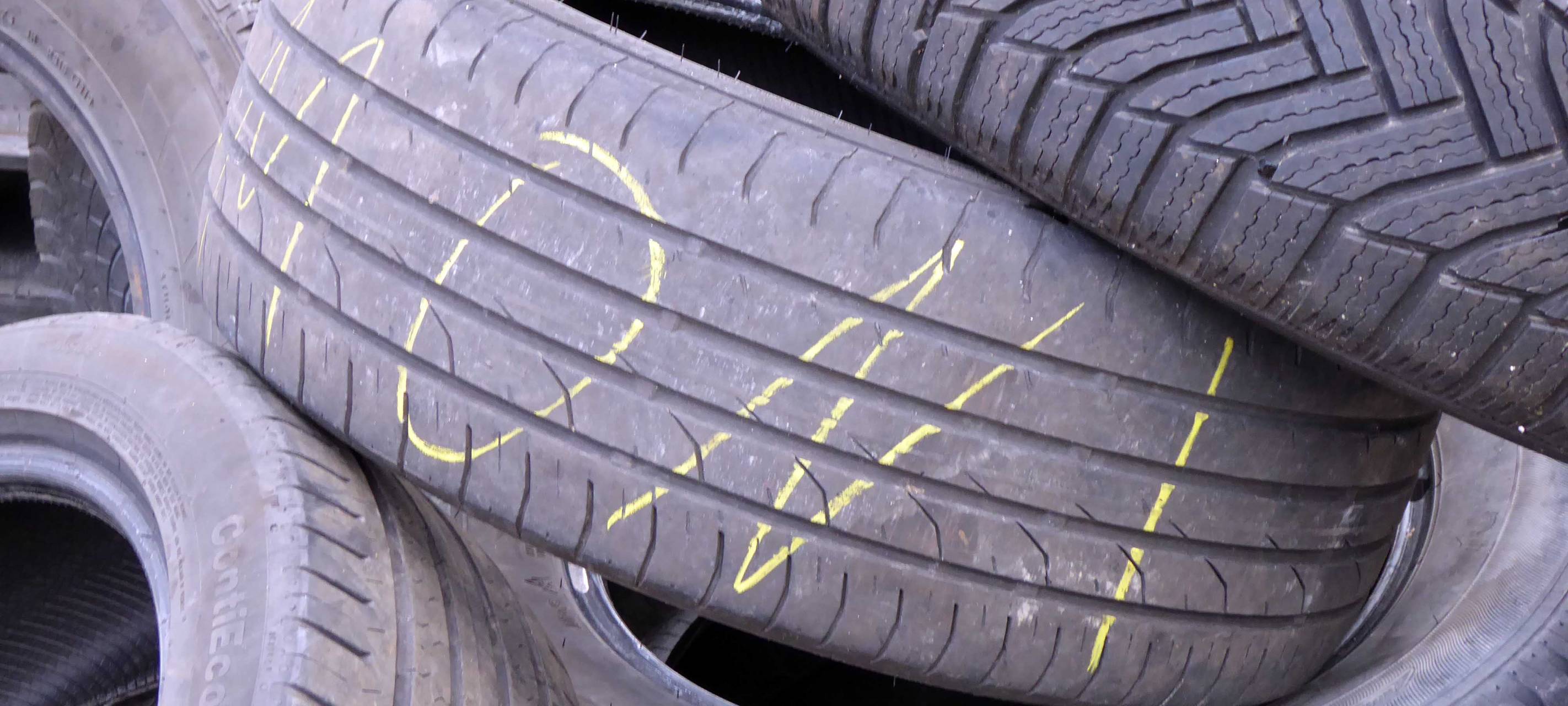 400 Altreifen in Bestwig in den Wald gekippt