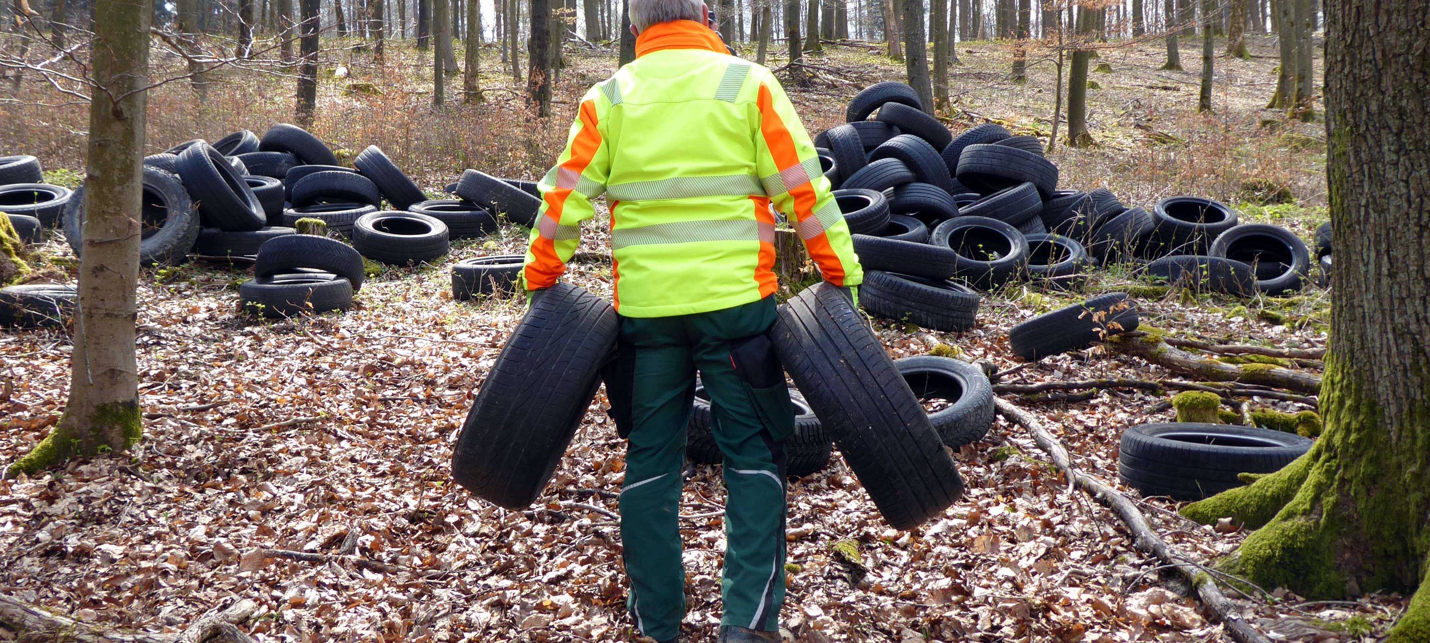 400 Altreifen in Bestwig in den Wald gekippt