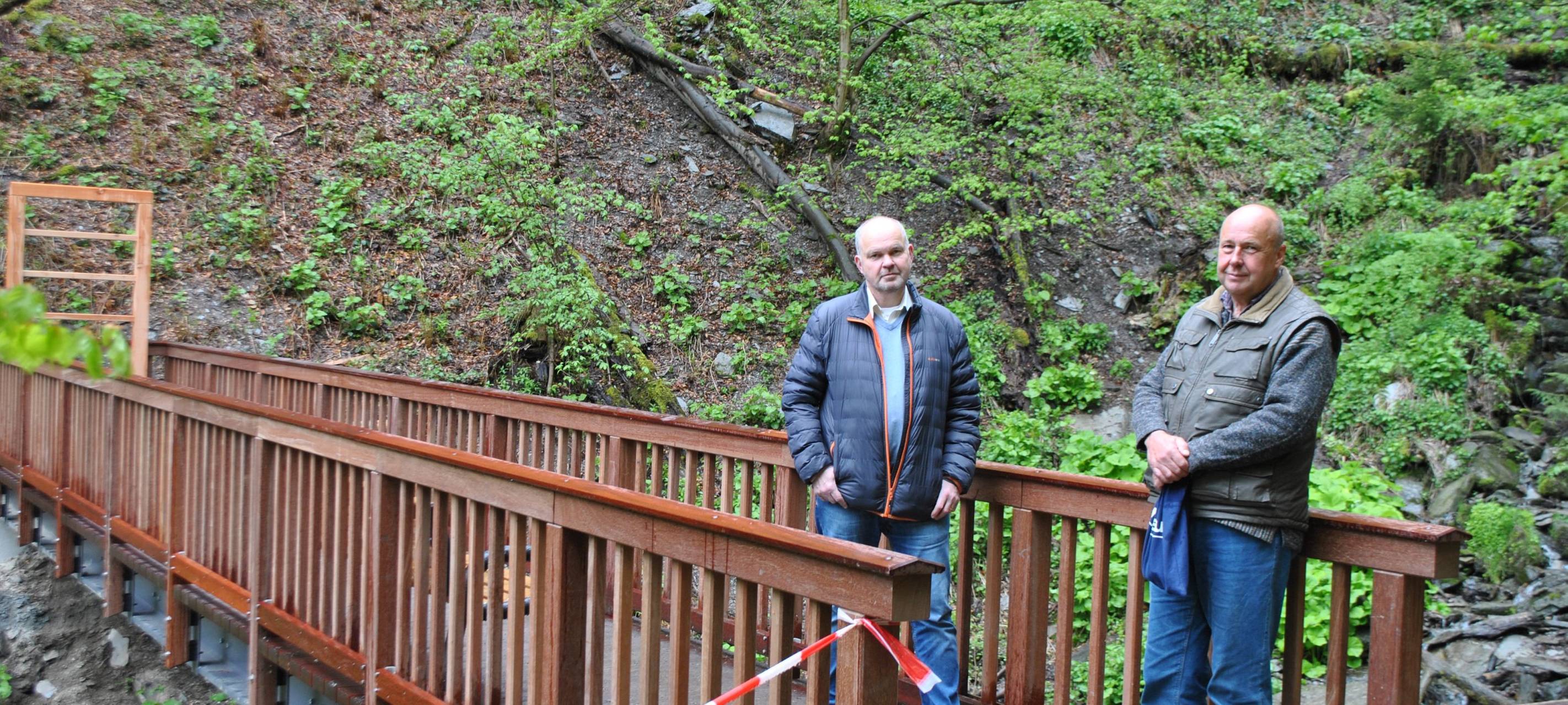 Bestwig-Wasserfall: Steg an der Plästerlegge angelegt