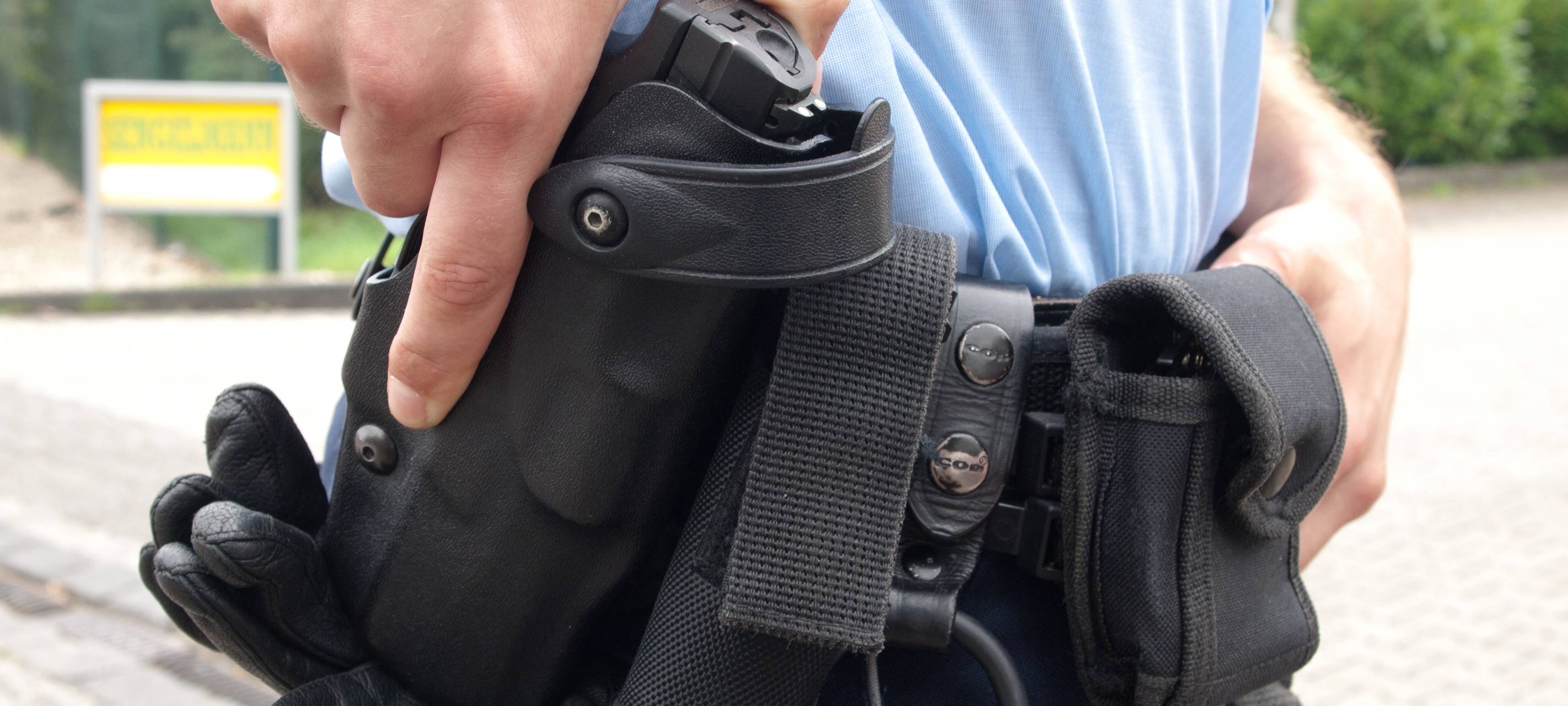 Arnsberg: Mann will Waffe an sich reißen