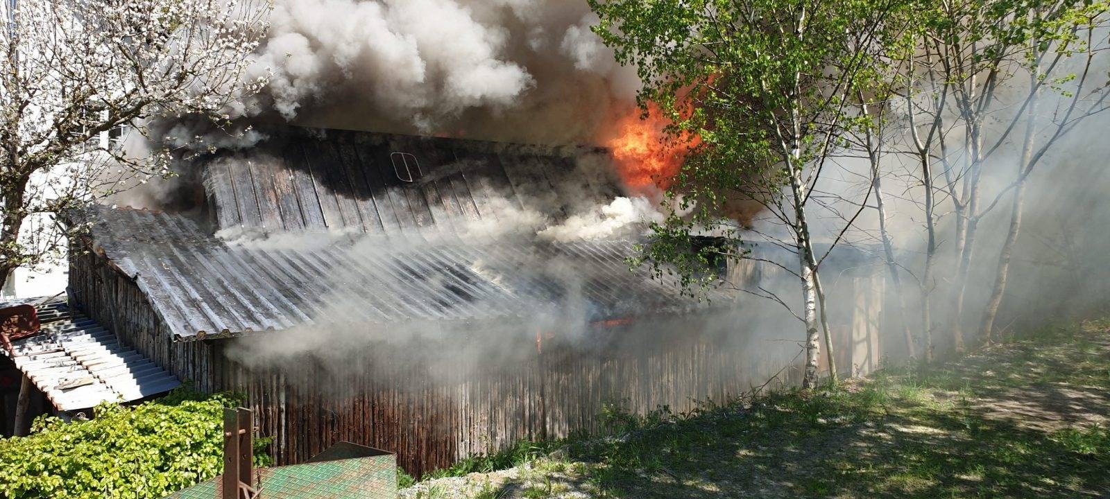 Brand nahe Gasflaschen in Schmallenberg-Harbecke