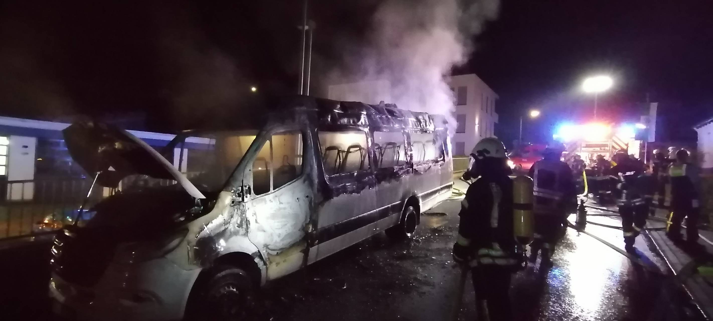 Kleinbus brennt in Meschede