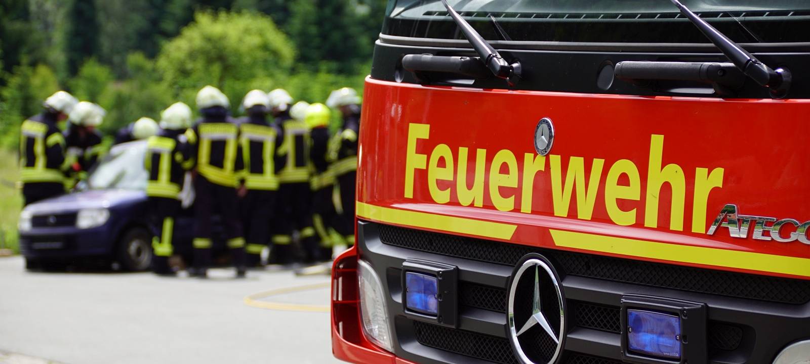 Hüsten: brennender Unterstand sorgt für Feuerwehreinsatz