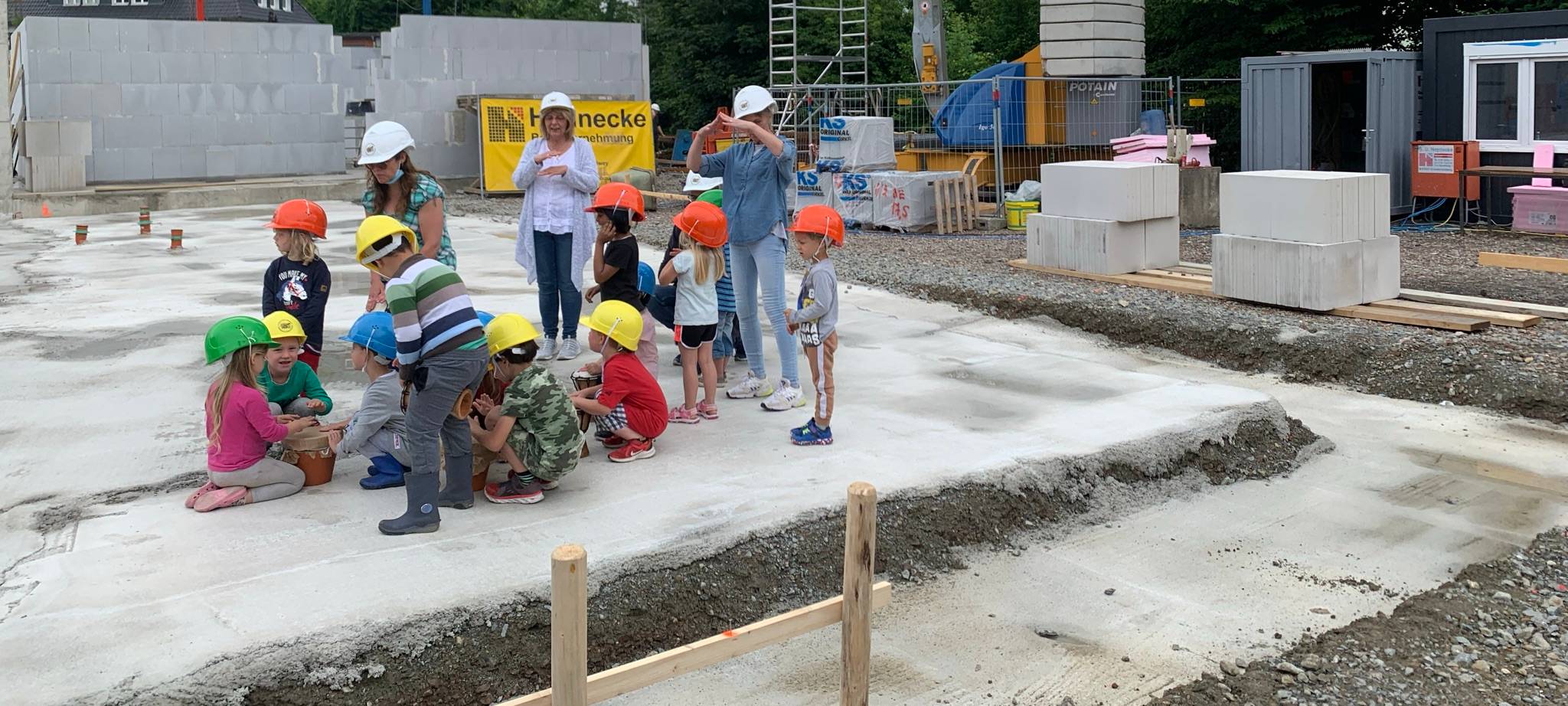Die Kinder durften beim Spatenstich in Arnsberg dabei sein.