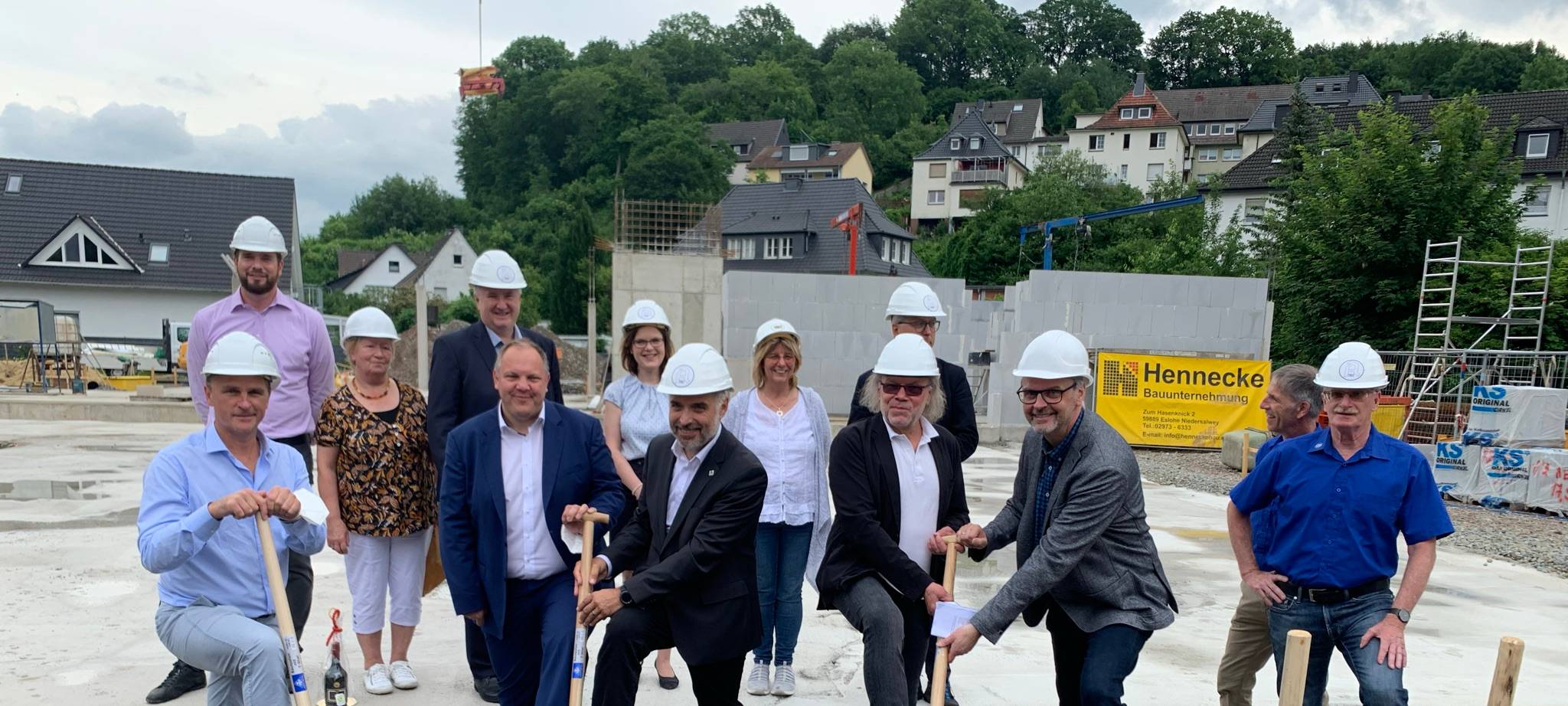 Alle Verantwortlichen für den Sportbahnhof haben am Dienstag den ersten Spatenstich gefeiert.
