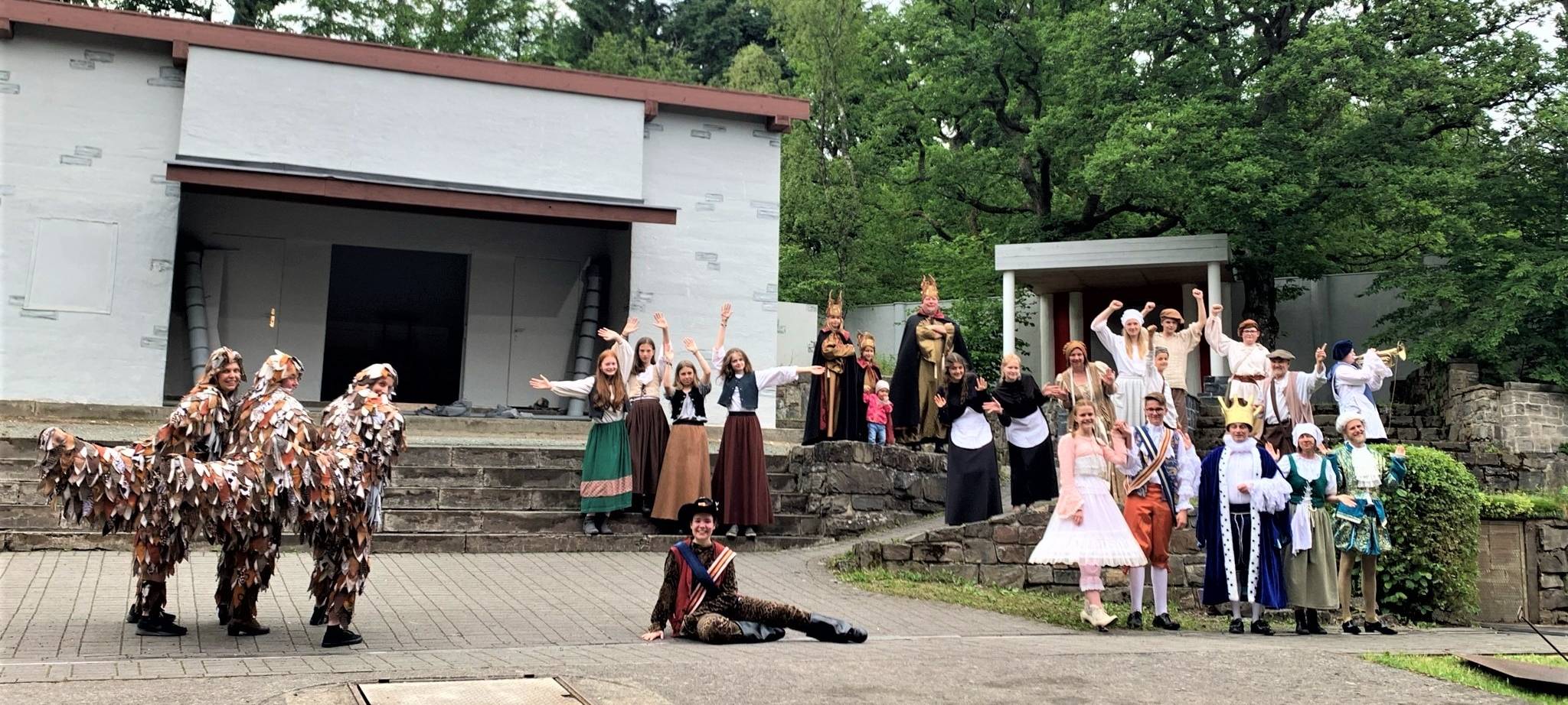 Die Spielschar der Freilichtbühne Hallenberg mit dem "Gestiefelten Kater"